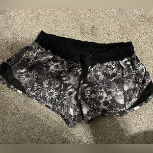 Lululemon Hotty hot shorts 2.5” size 6